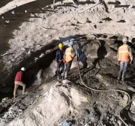 扎赉诺尔隧道拱顶带模注浆料，微膨胀注浆料的特点及施工工艺